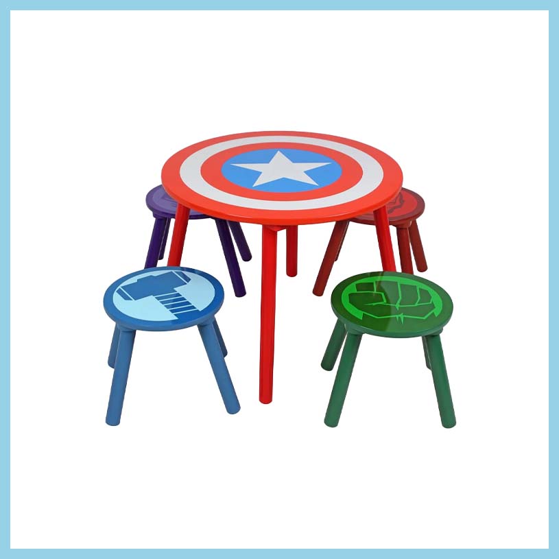 Rundt bord med Captain America-motiv og fire fargerike krakker med superhelt-symboler.