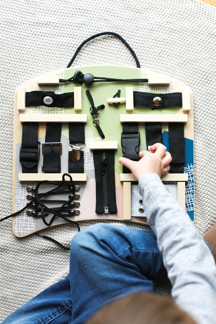 Small Foot Motorikktavle med Låser og Snor