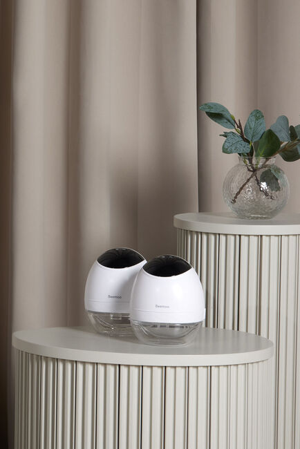 Beemoo CARE Wearable LED Elektrisk Brystpumpe Dobbel inkl. Melkeposer 30-pack & Flasker 2-pack