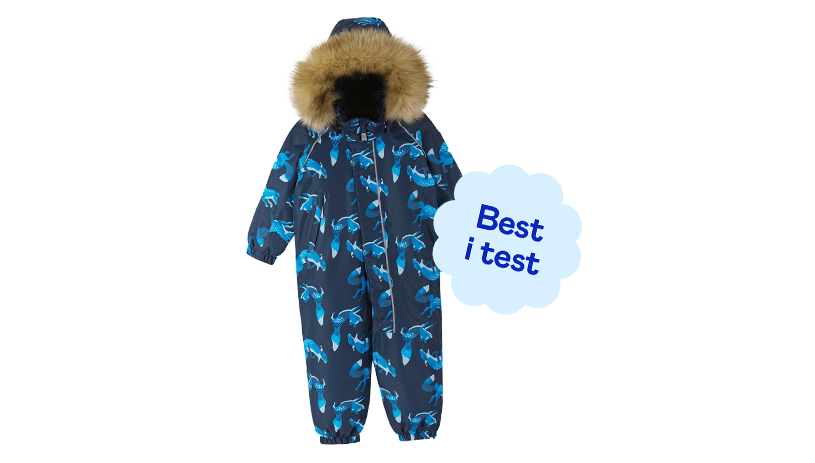 Blå barneoverall med krage, lyseblå tekst 'Best i test' på blomst.