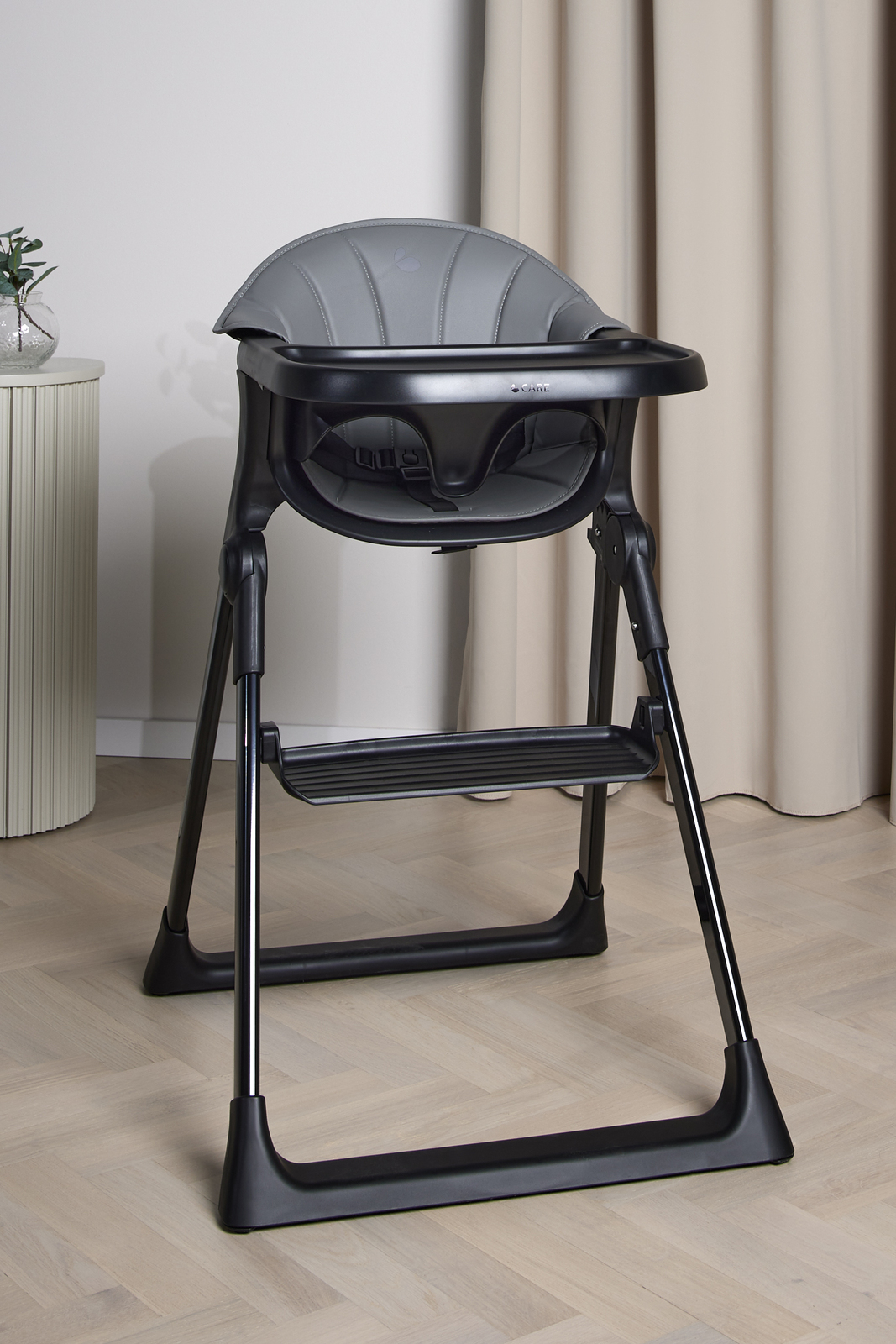 Beemoo CARE Harmony Matstol Inkl. Stolpute, All Black/Grey
