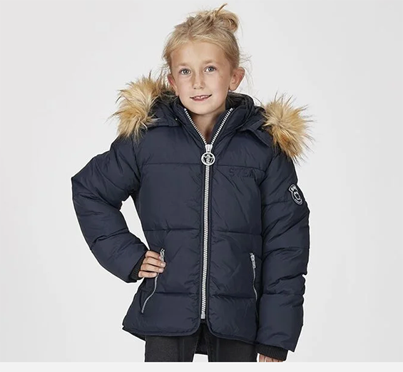 Barn i blå jakke med pelshette.
