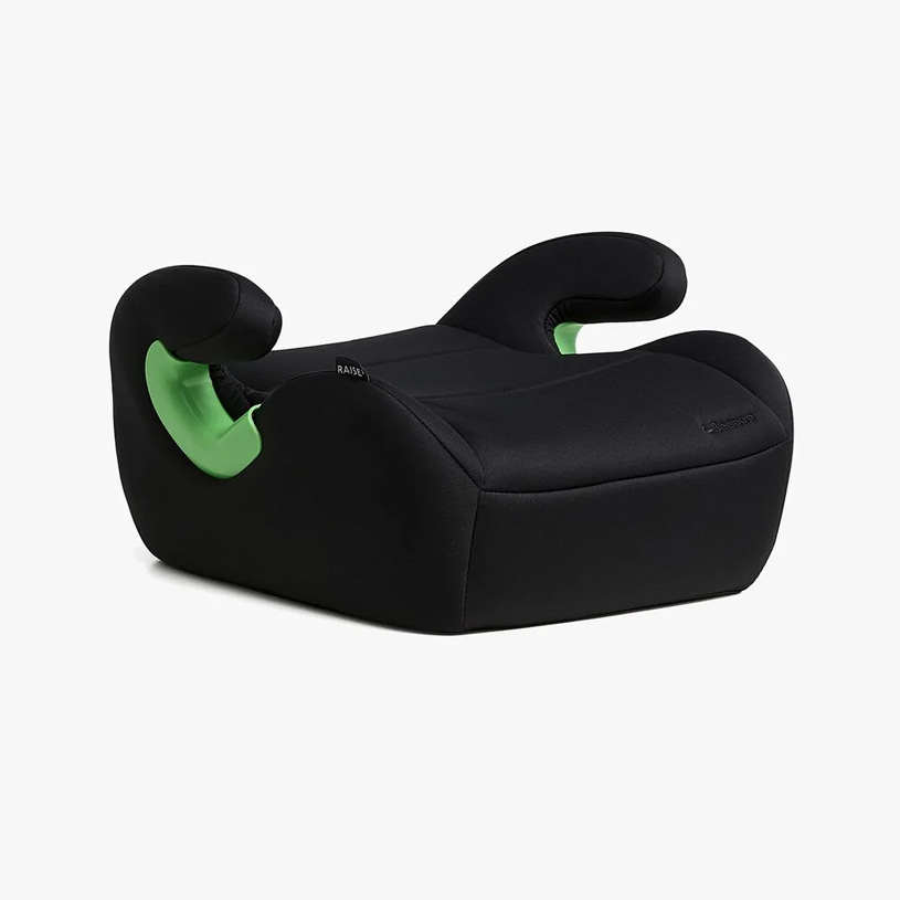 Svart beltepute med armlener og hvit logo, på grå bakgrunn.