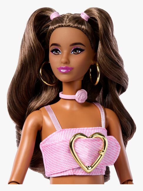 Barbie Deluxe Style Dukke med Rosa Denim Outfit