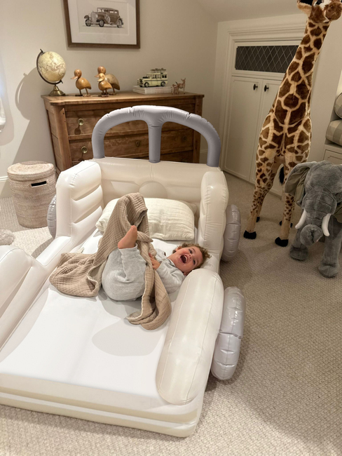 SUNNYLiFE  Oppblåsbar Barneseng, Summer Van Sand