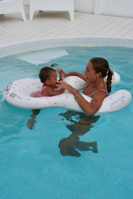 SUNNYLiFE Baby Float Together-  Oppblåsbar Flytemadrass, Strawberry Sunshine