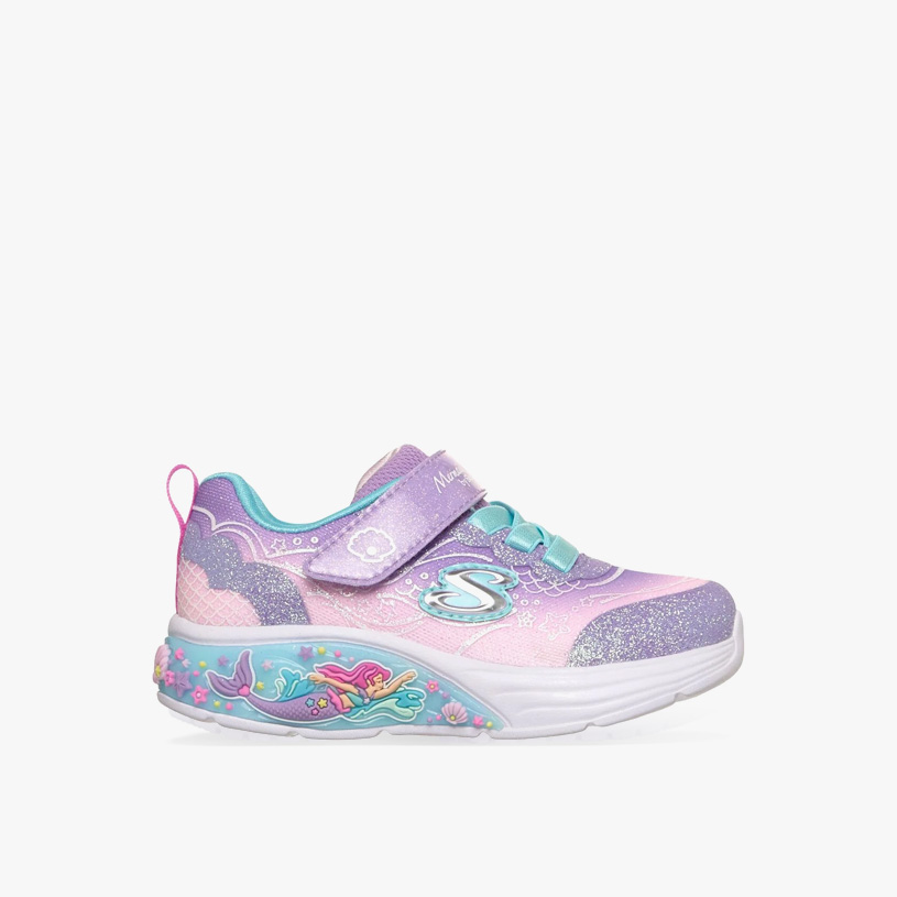 Blå barnesneaker med tegneseriefigurer på siden.