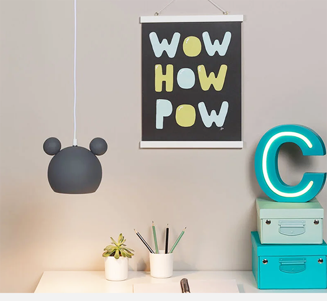 Kontorkrok med hengelampe, plakat og lysende bokstaven C.