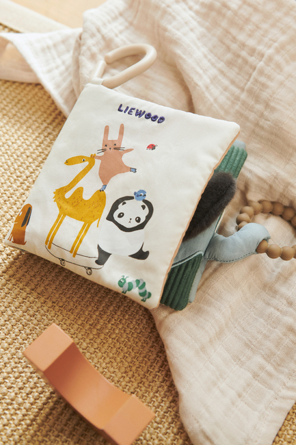 LIEWOOD Fey Classic Aktivitetsbok, Around the world/Sandy