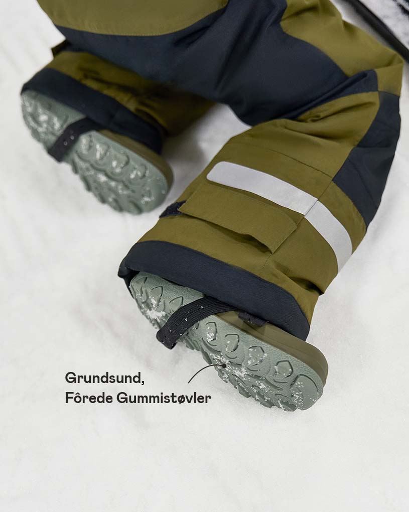 Person med varme, fôrede støvler i snøen.