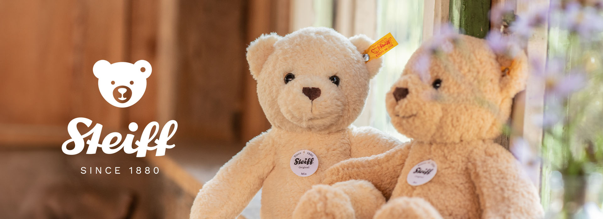 To kosedyr sitter sammen med teksten 'Steiff - Since 1880'.