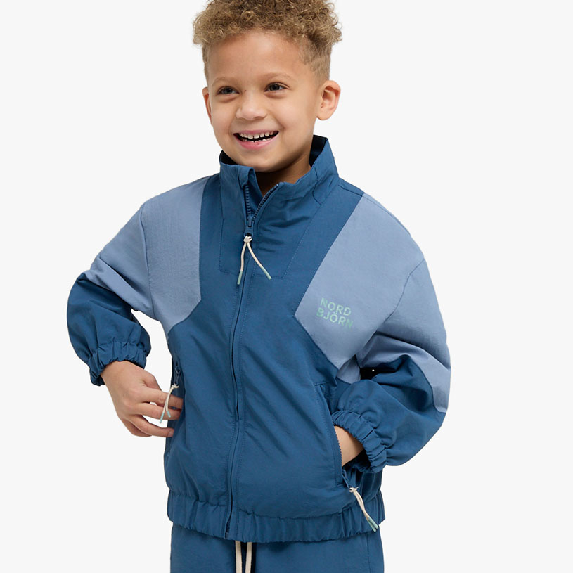 Grønnstripet jakke med hette og glidelås.