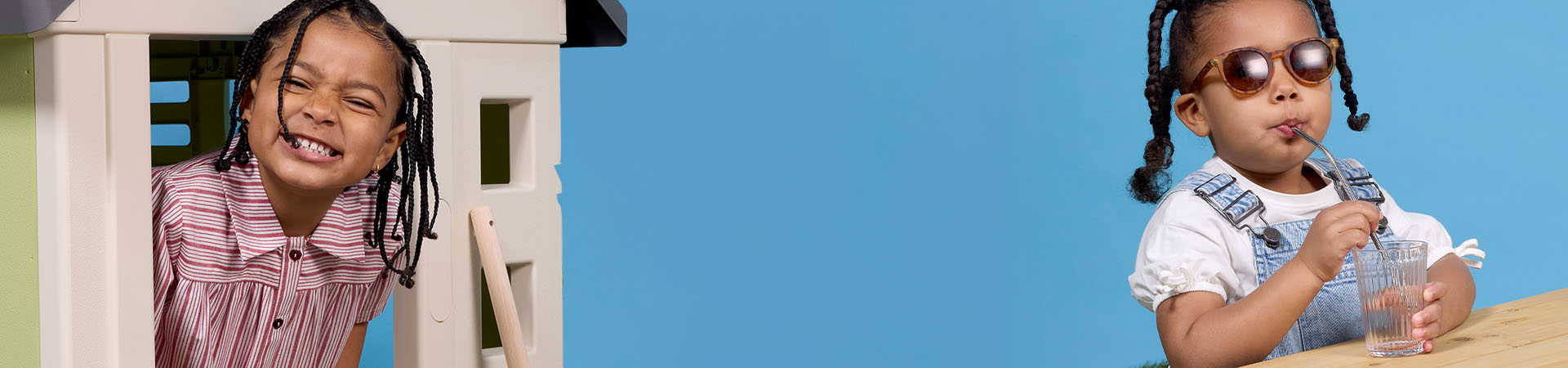 Jente i leoparddrakt leker i et oppblåsbart basseng med en badering.