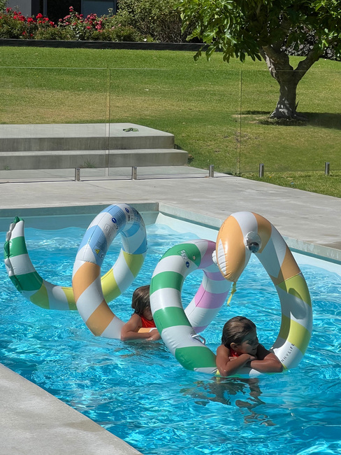 SUNNYLiFE  Stor Flyteleke, Poolside Sorbet Stripe