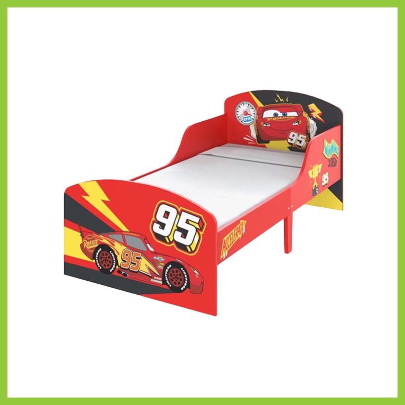 Seng med Lightning McQueen-tema, med nummeret '95' på siden.