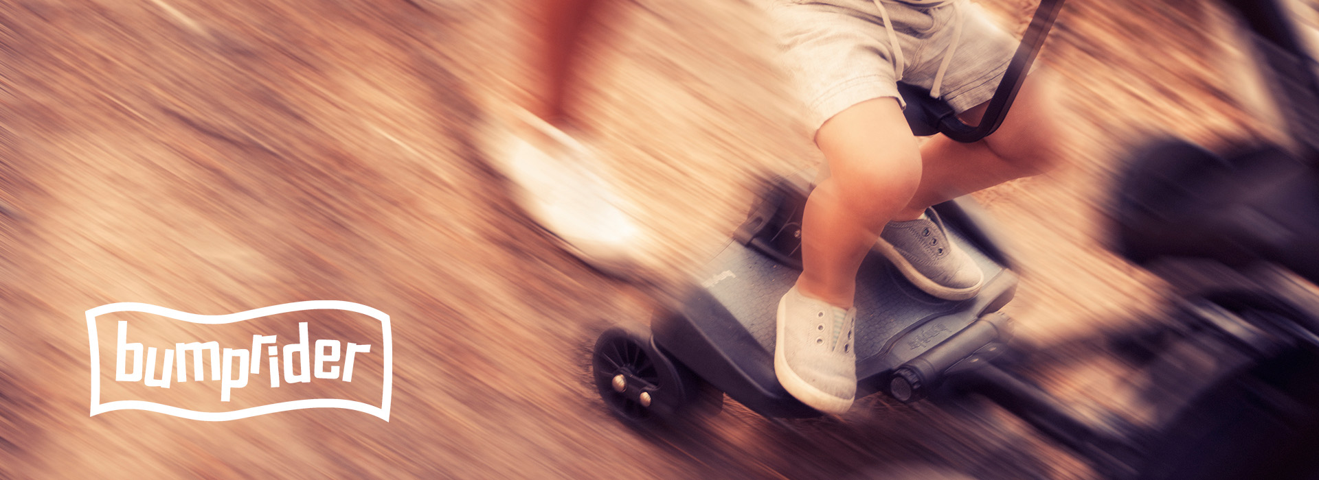 Barn som kjører på rullebrett i bevegelse.