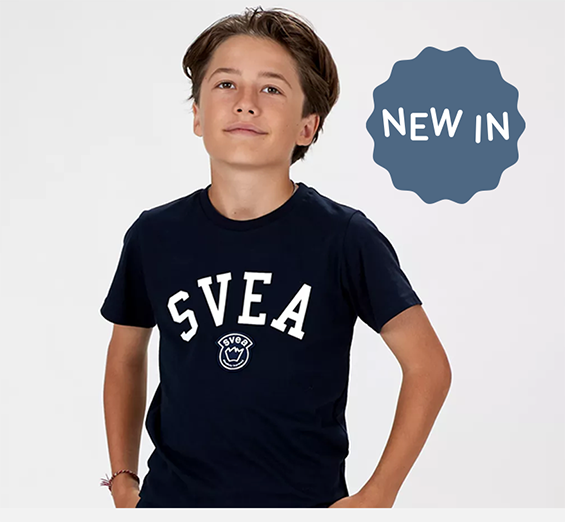 Gutt i mørkeblå T-skjorte med 'SVEA', merket 'NEW IN'.