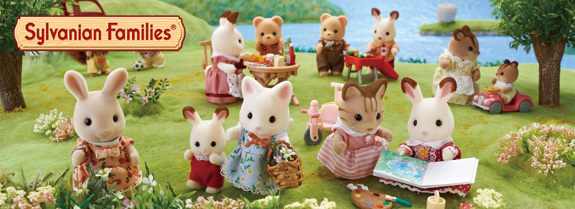 Sylvanian Families-dukker i en hagemiljø.
