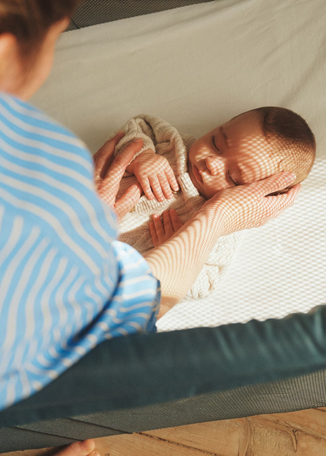 BabyBjörn Light Reiseseng med Stretchlaken, Mørkegrønn