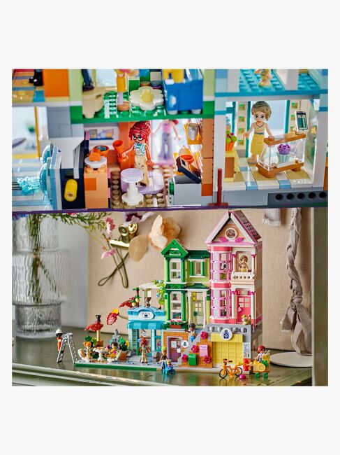 LEGO Friends 42670 Leiligheter og butikker i Heartlake City