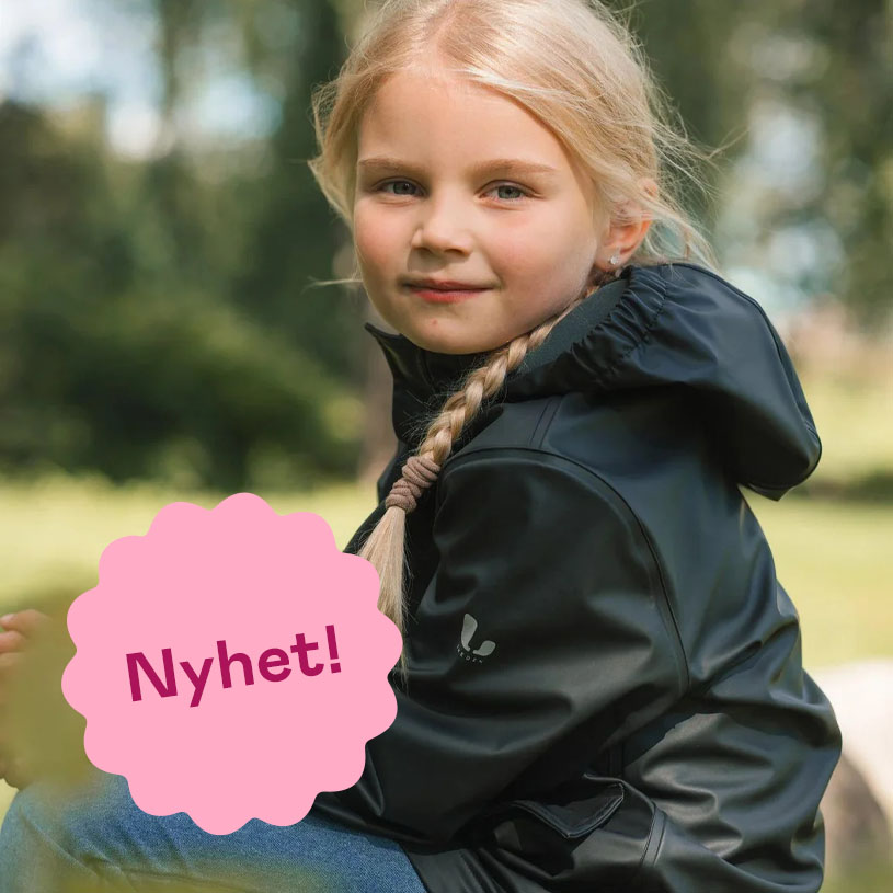 Barn i hundemønstret jakke plukker bær. Tekst: Nyhet!