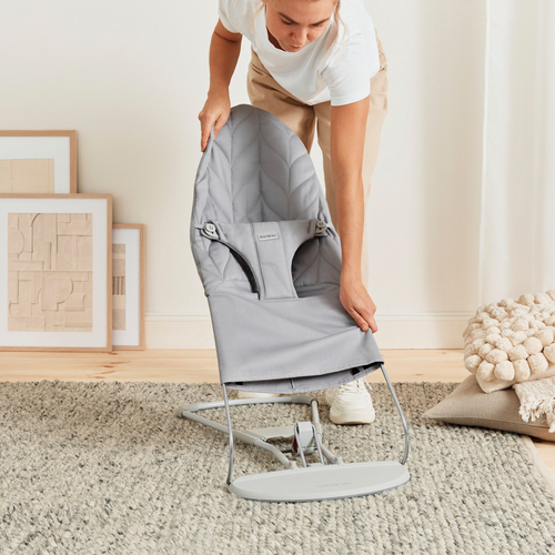 BabyBjörn Bliss Vippestol Vevet Bladmønstret Quilt, Lysegrå