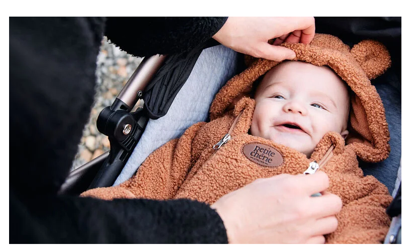 Bebis i varm och mysig overall