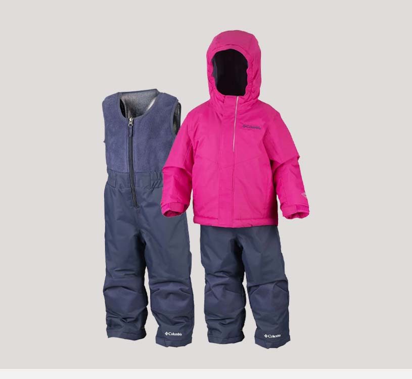Barneoverall i blått med rosa jakke og hette.