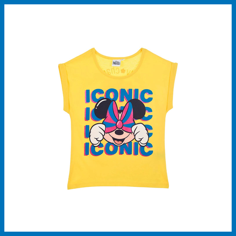 Gul T-skjorte med Mikke Mus og teksten 'ICONIC' gjentatt flere ganger.