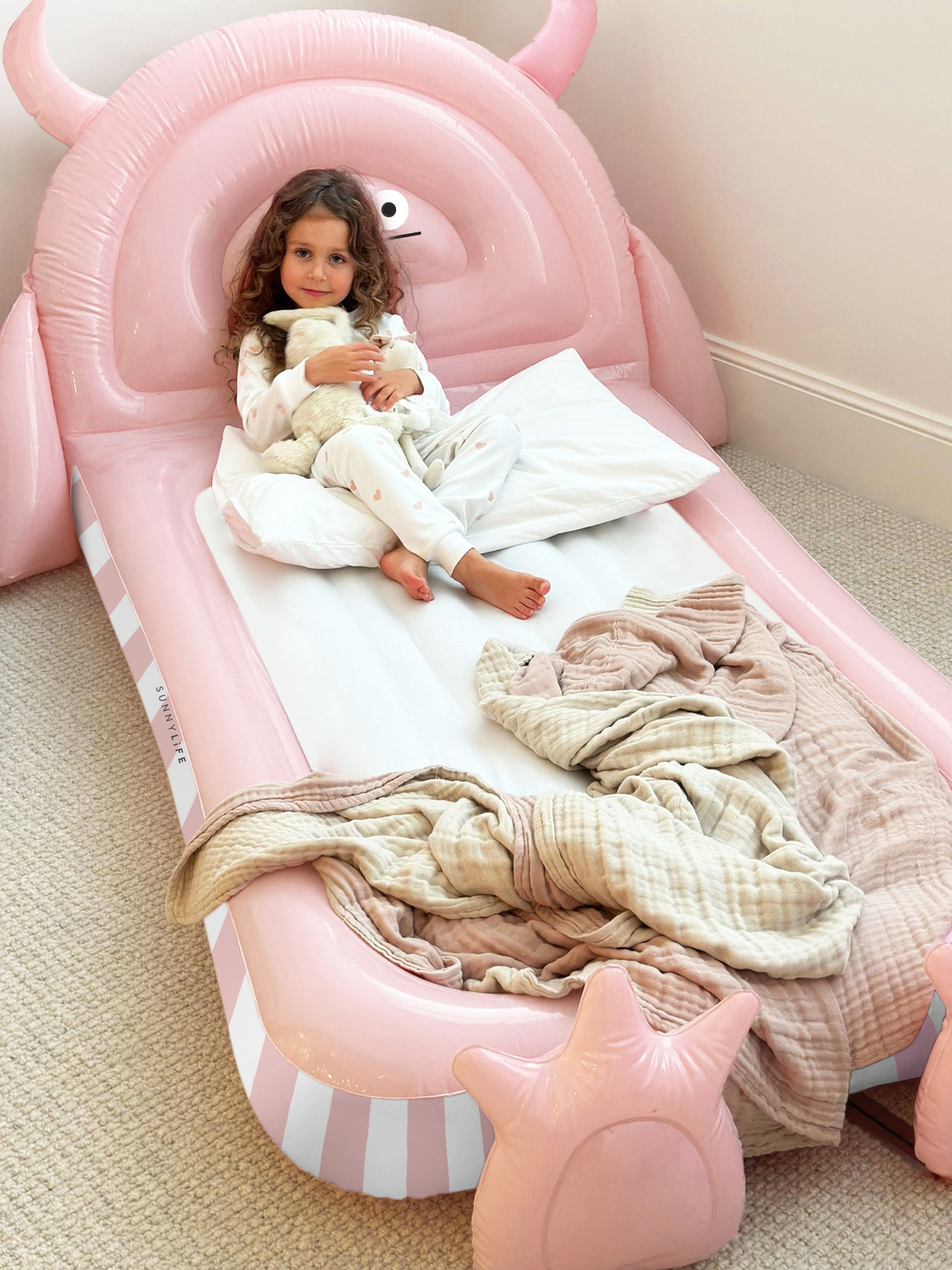 SUNNYLiFE  Oppblåsbar Barneseng, Monster Pink