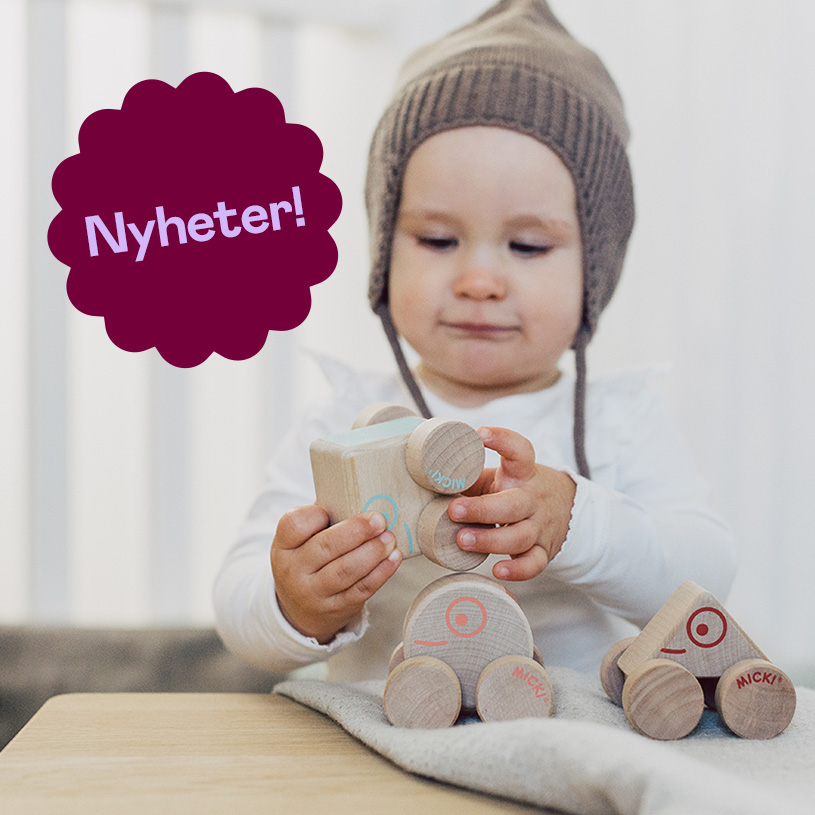 Barn med lue leker med trehjul. Tekst: Nyheter!