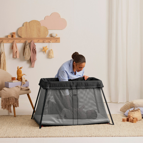 BabyBjörn Light Reiseseng med Stretchlaken, Svart
