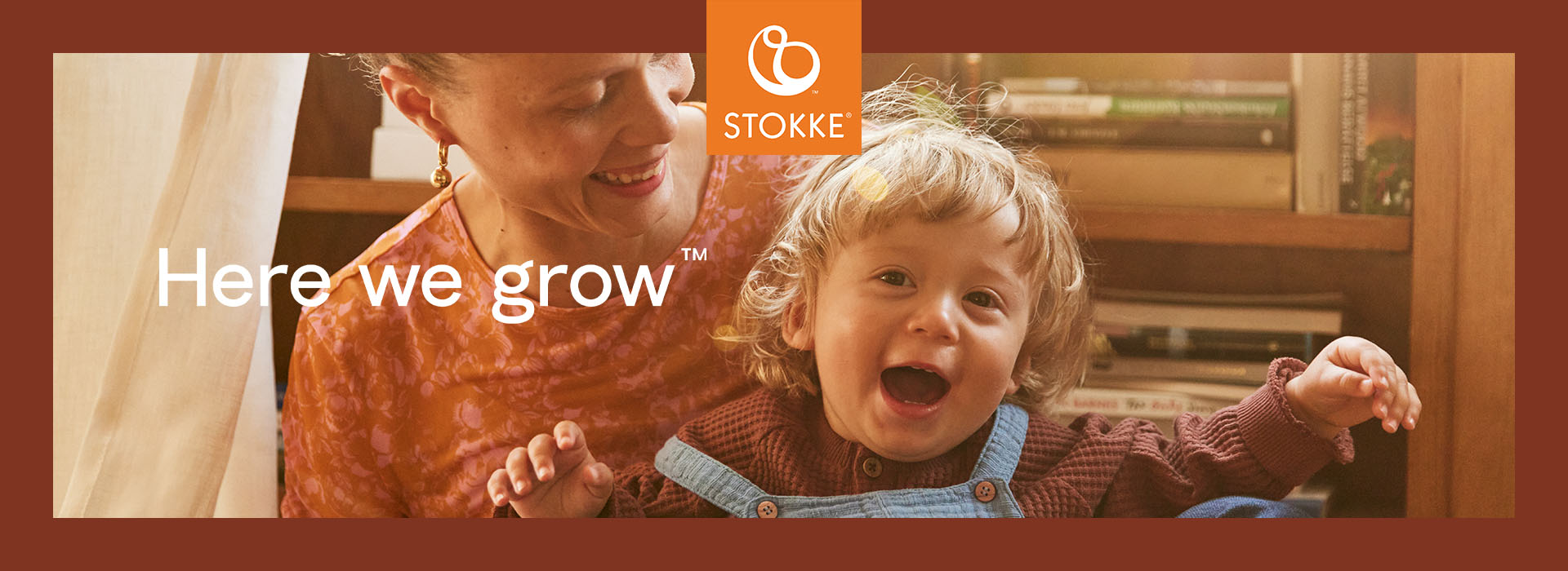 Smilende barn og voksen kvinne ved siden, Stokke-logo ovenfor.