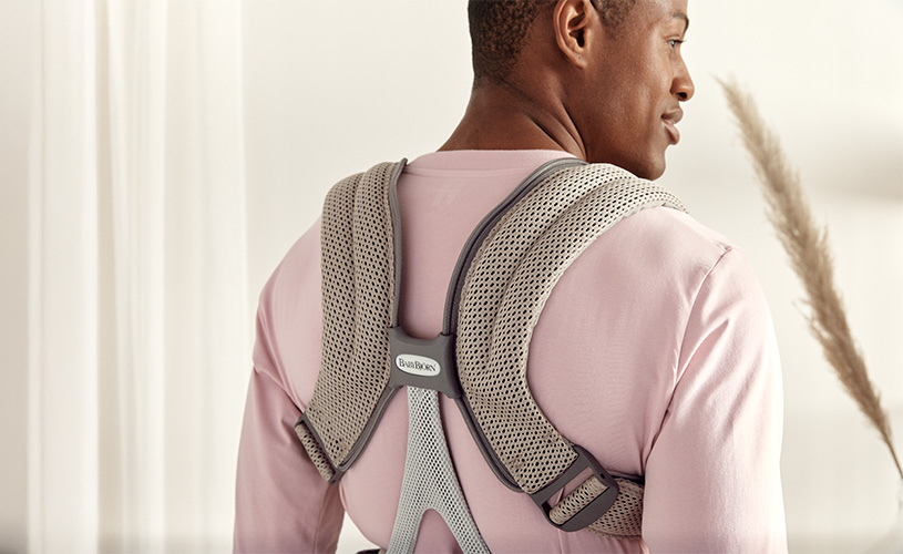 BabyBjörn bæresele: Justerbare stropper og ergonomisk design sikrer komfort og stil for bæreren.