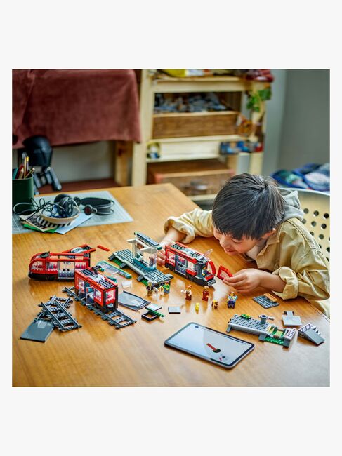 LEGO City 60423 Trikkeholdeplass