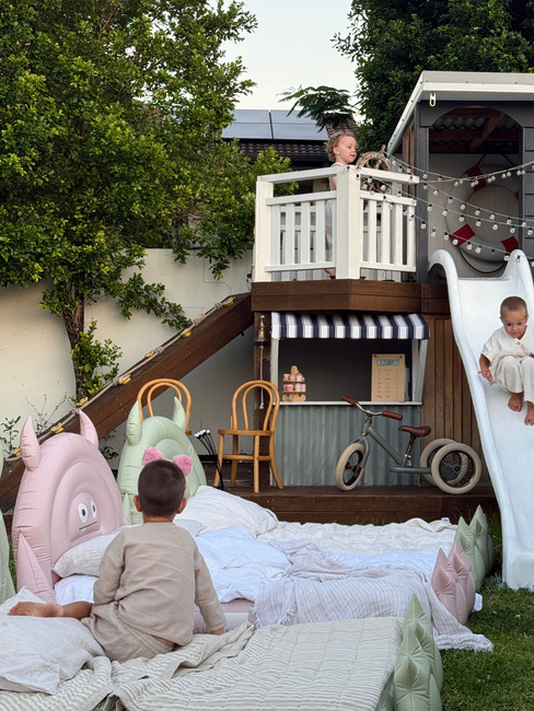 SUNNYLiFE  Oppblåsbar Barneseng, Monster Pink