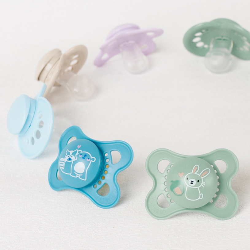 Flere fargerike smokker med dyremotiver på hvit bakgrunn.