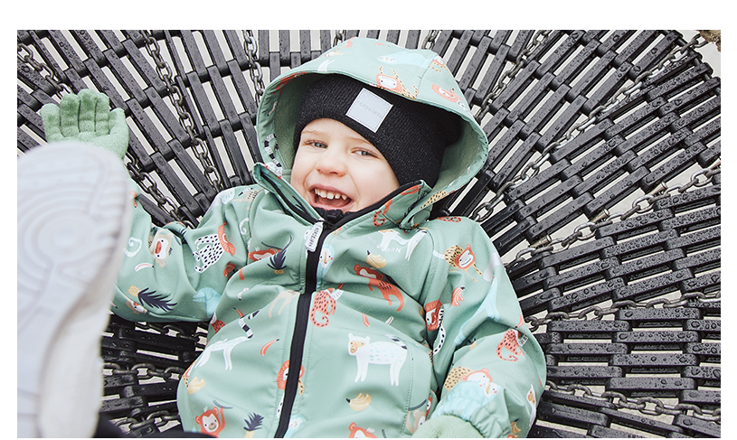 Barn i softshelljakke på barnehagen