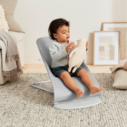 BabyBjörn Bliss Vippestol Vevet Bladmønstret Quilt, Lysegrå