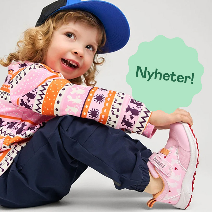 Rosa barnesko med borrelås, svart bukse. Tekst: Nyheter!