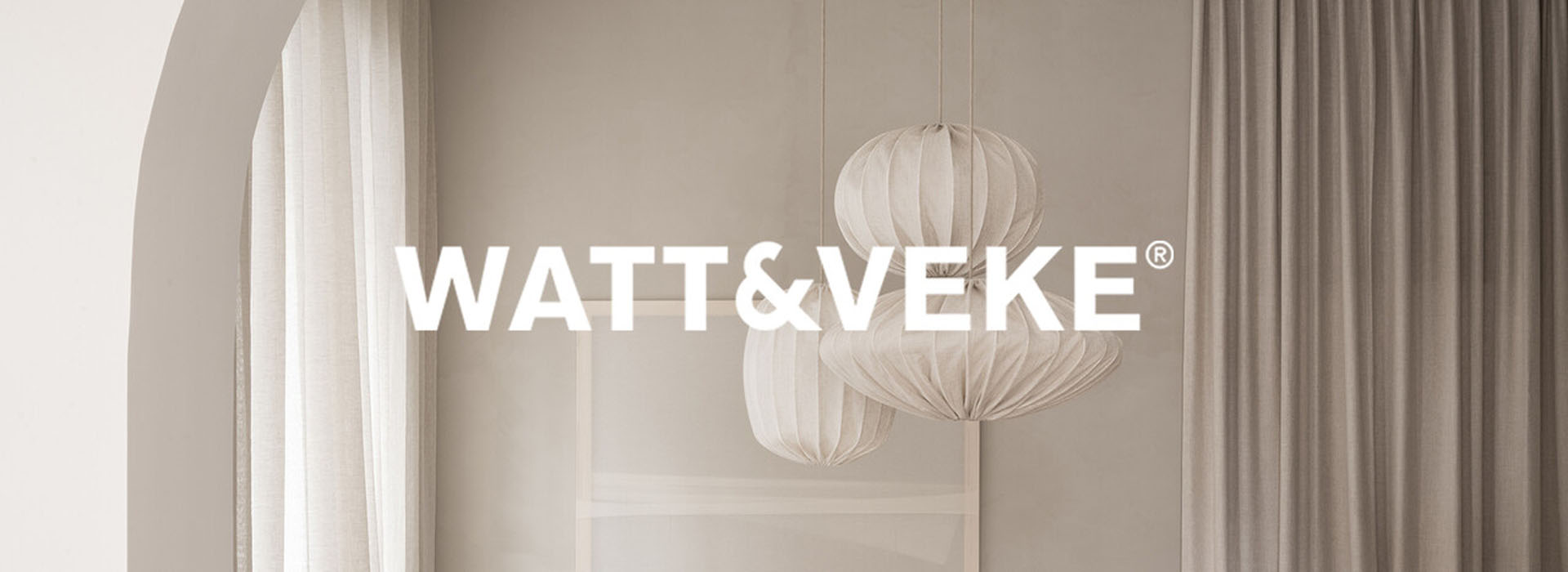 Tre hvite hengelamper foran et enkelt, nøytralt gardinmotiv.