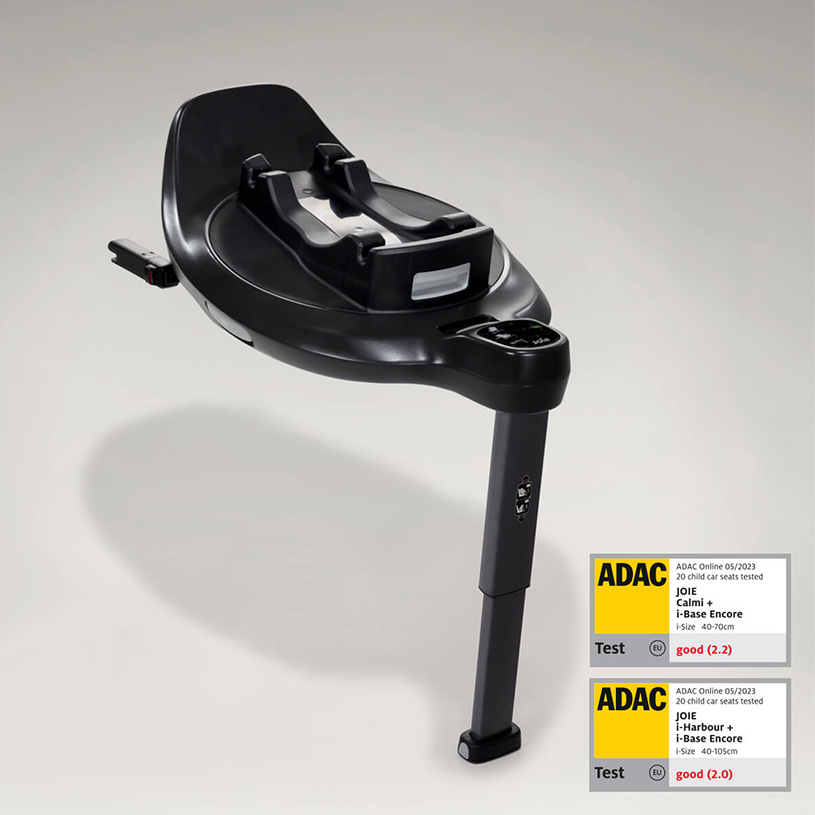 Svart Joie bilbarnstol med bærehåndtak og ADAC-vurdering.