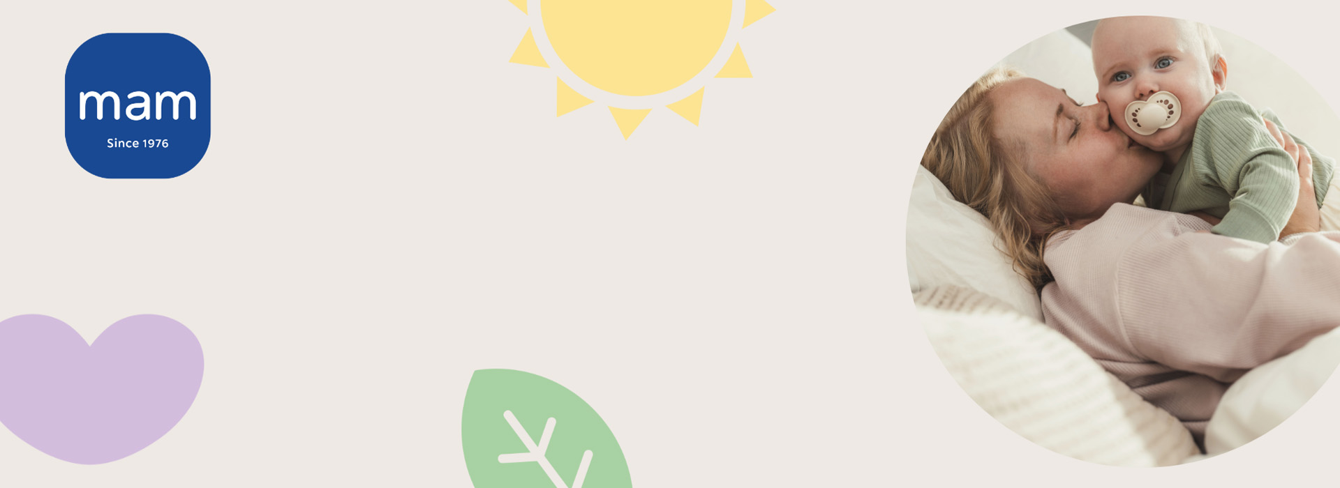 Kvinne klemmer baby med smokk, sol og logo i bakgrunnen.