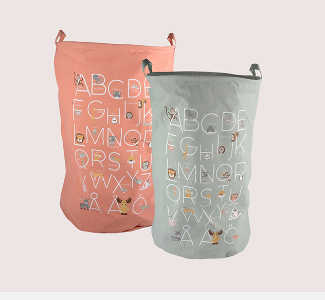 To stoffkurver med alfabet og dyreillustrasjoner.