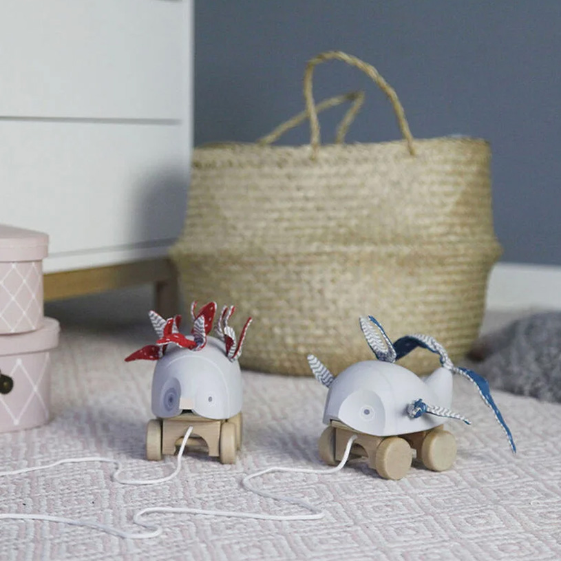 To trekkeleker med bånd på gulvet, ved siden av kurv.