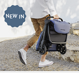 Person bærer en sammenleggbar barnevogn opp steintrappen.