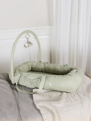 Alice & Fox ALBA Babynest med Håndtak, Green Muslin