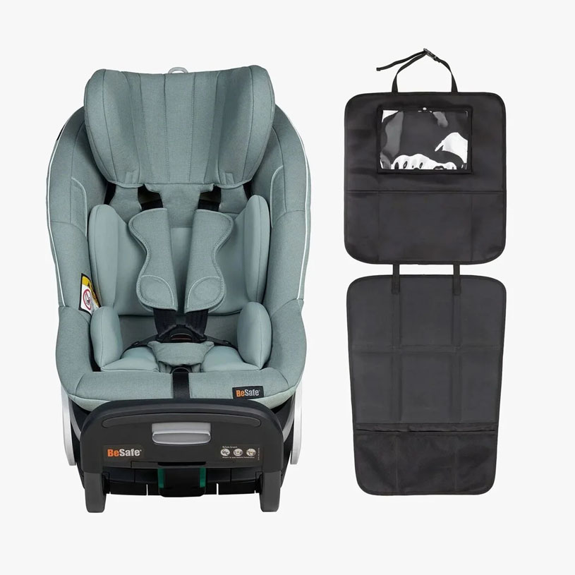 Svart barnesete med baseenhet mot grå bakgrunn.