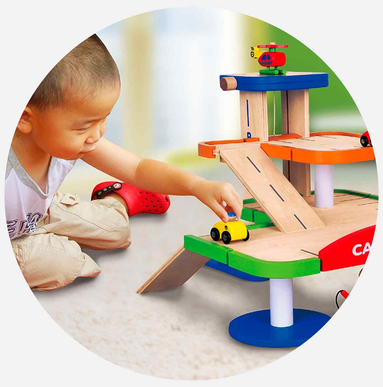 Barn leker med en lekebil på en garasjeleke.