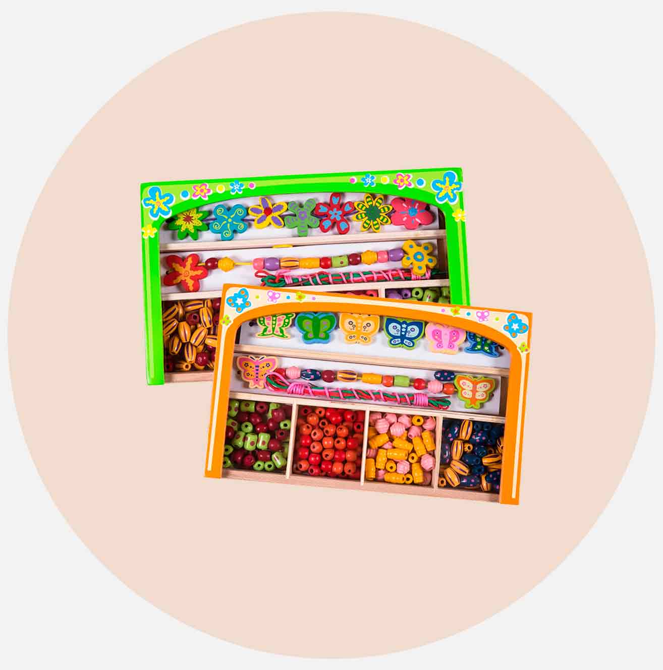 Fargerike trekasser fylt med perler og tredekorasjoner.